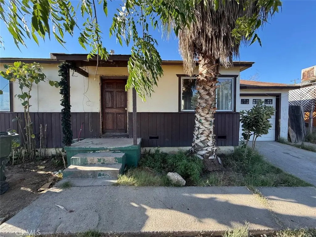 4504 Mesa Drive, Bakersfield, CA — listing photo 1