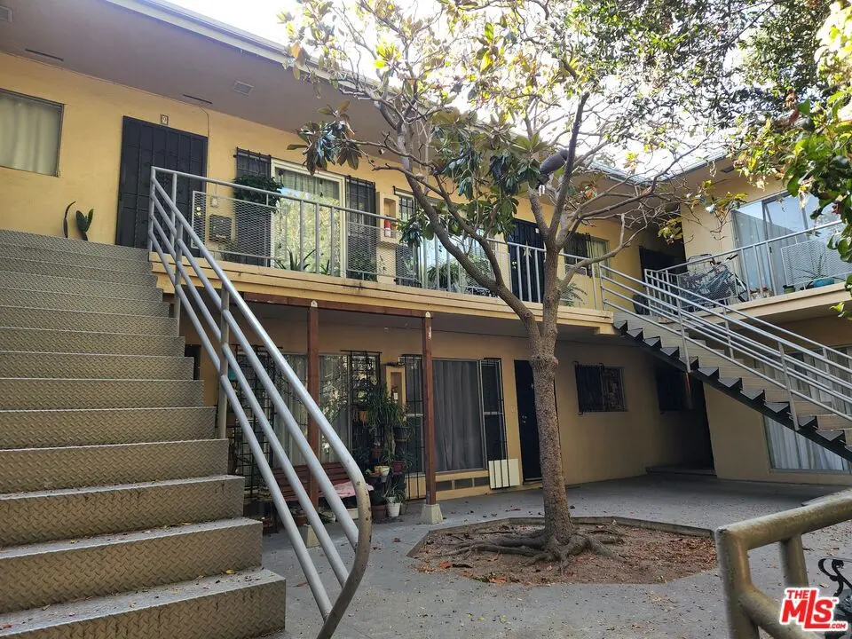 Residential Lease for rent at 4106 Rosewood Avenue 5, Los Angeles, Los Angeles County, CA featuring 2 beds and 2 baths