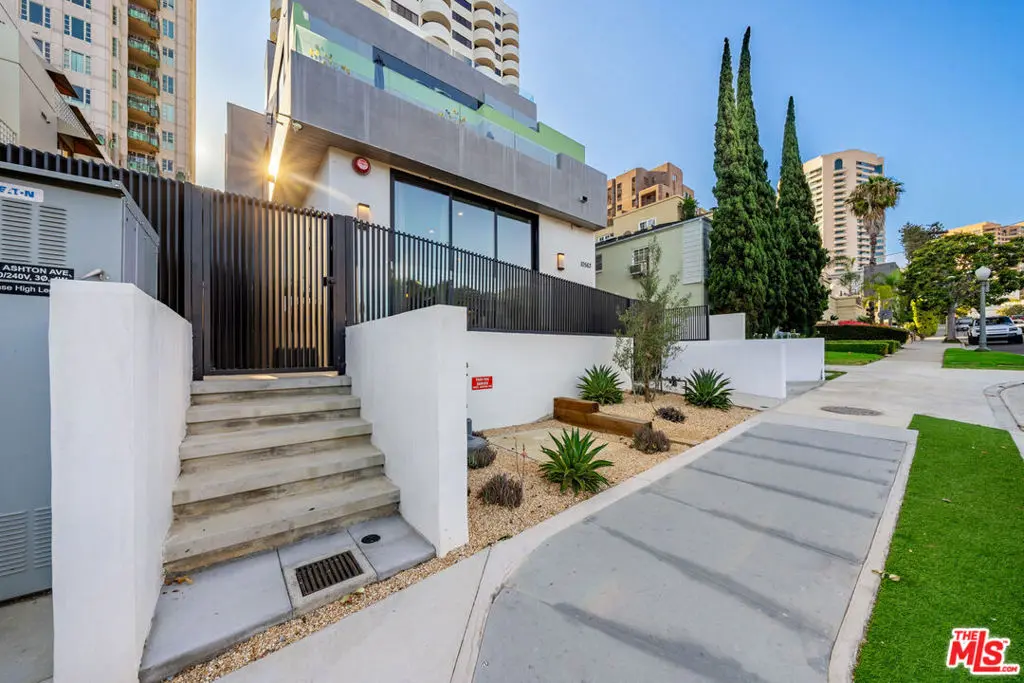 Residential Lease for rent at 10563 Ashton Avenue 1, Los Angeles, Los Angeles County, CA featuring 3 beds and 4 baths