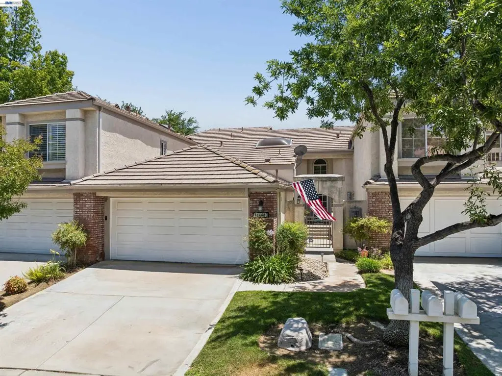 24448 Hampton Dr B, Santa Clarita, CA — listing photo 1