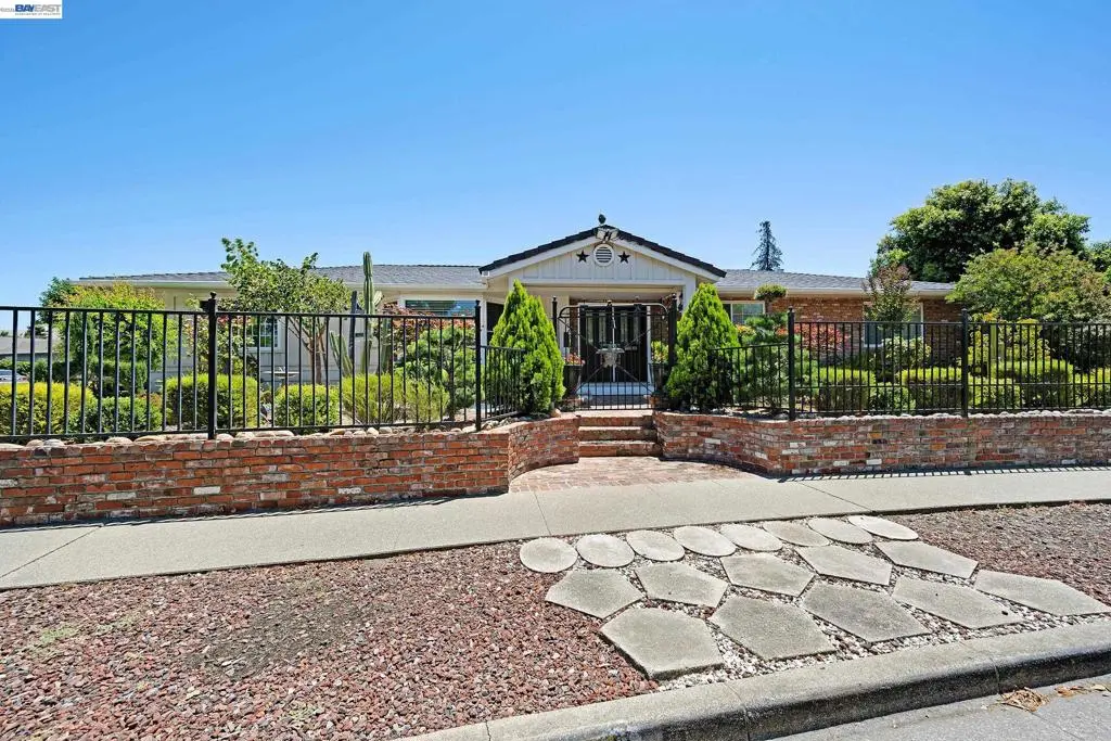 Single Family Residence for sale at 1742 Mendocino Dr, Concord, CA featuring 3 beds and 3 baths