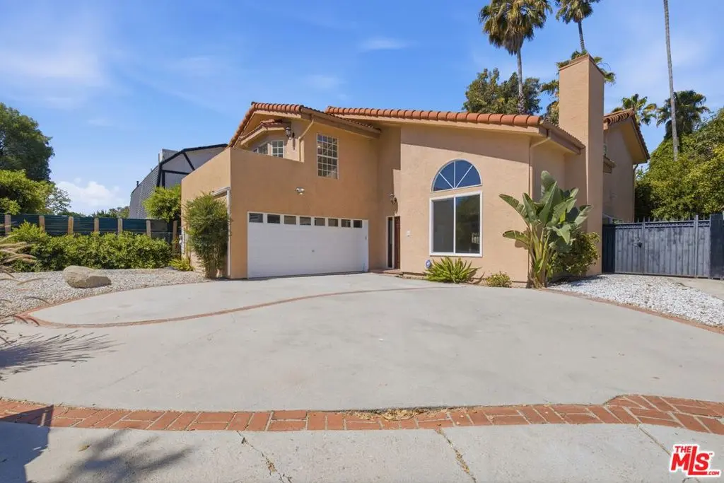 19250 Oxnard Street, Tarzana, CA — listing photo 1