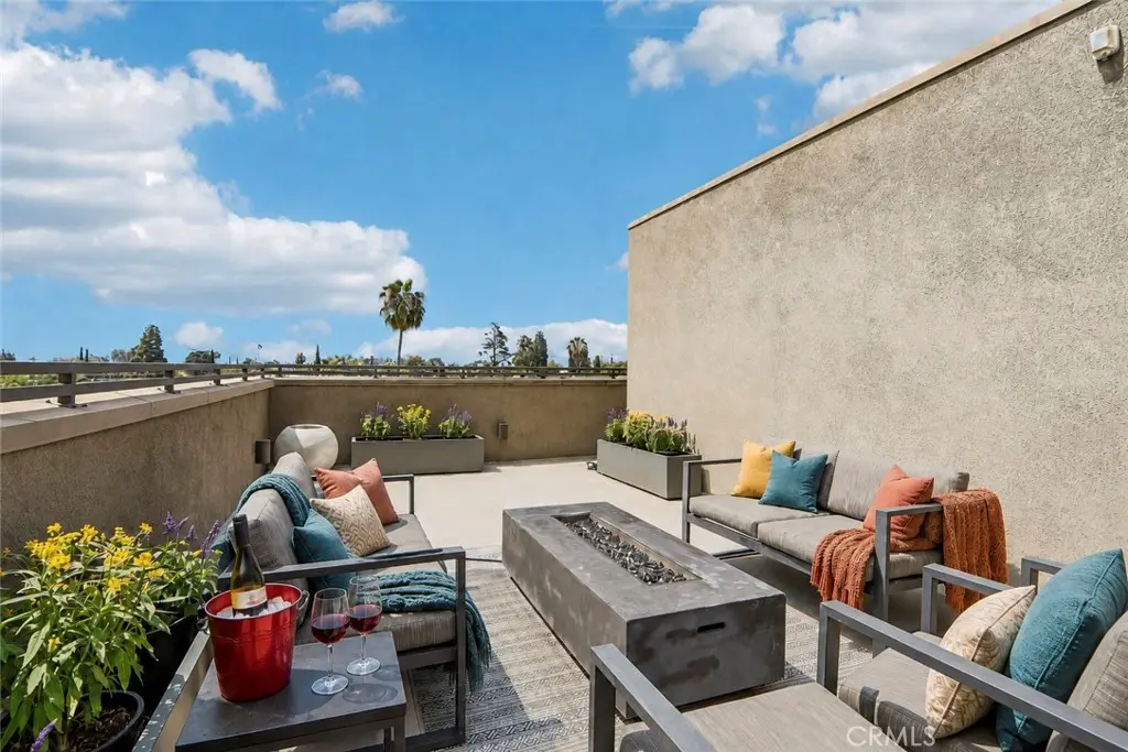 13219 Victory Boulevard, Van Nuys, CA — listing photo 1