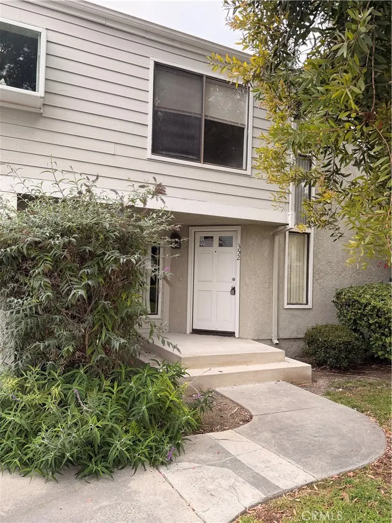 Condominium for rent at 352 Deerfield Avenue 47, Irvine, CA featuring 2 beds and 3 baths