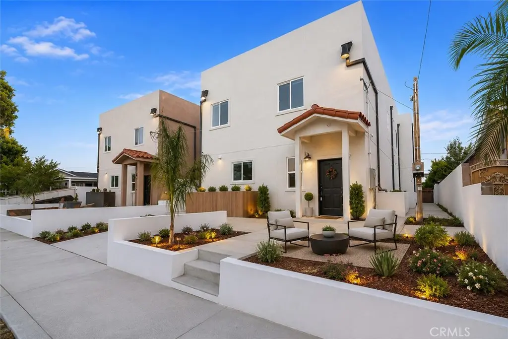 Duplex for sale at 16623 Lake Avenue, Paramount, CA