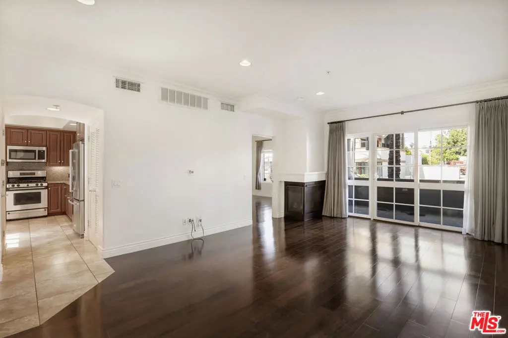 Residential Lease for rent at 851 N San Vicente Boulevard 102, West Hollywood, Los Angeles County, CA featuring 1 bed and 1 bath