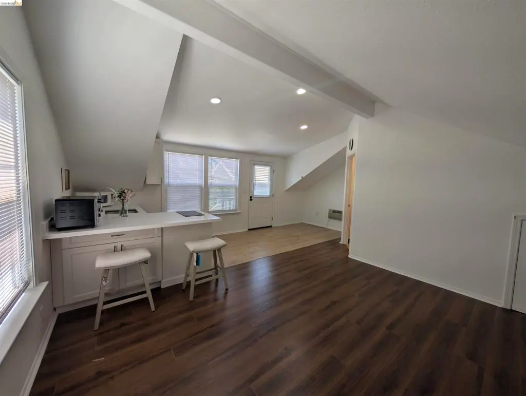 Loft for rent at 1021 Arlington way, Brentwood, CA featuring 1 bed and 1 bath