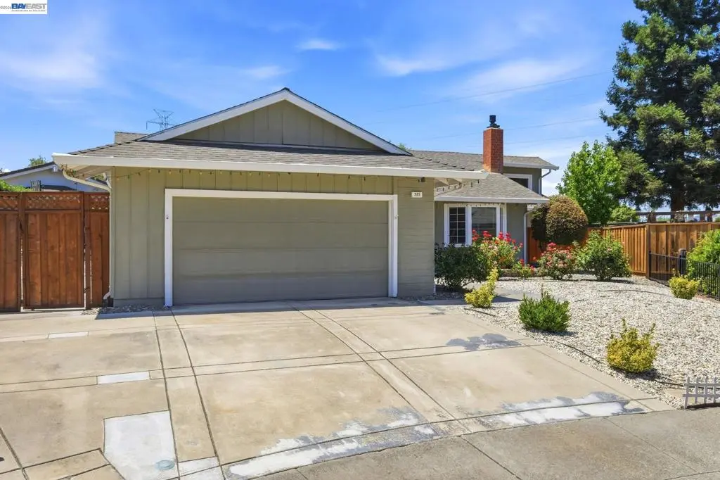 Single Family Residence for rent at 325 Goshen Ct, San Ramon, CA featuring 4 beds and 2 baths