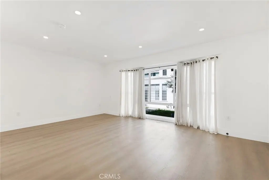 Residential Lease for rent at 6300 Orange Street 8, Los Angeles, Los Angeles County, CA featuring 1 bed and 1 bath
