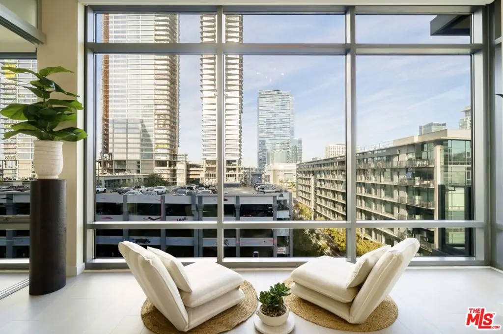 Condominium for rent at 1100 S Hope Street 716, Los Angeles, CA featuring 2 beds and 3 baths