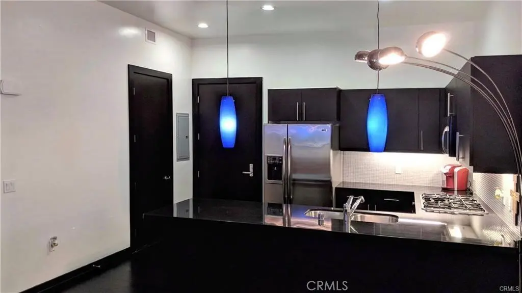 Residential Lease for rent at 655 S Hope, Los Angeles, Los Angeles County, CA featuring 1 bed and 1 bath