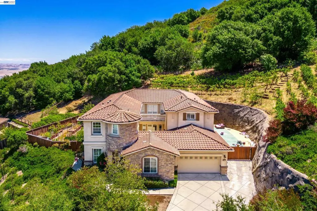 Single Family Residence for rent at 1111 Hawkshead Cir, San Ramon, CA featuring 5 beds and 6 baths