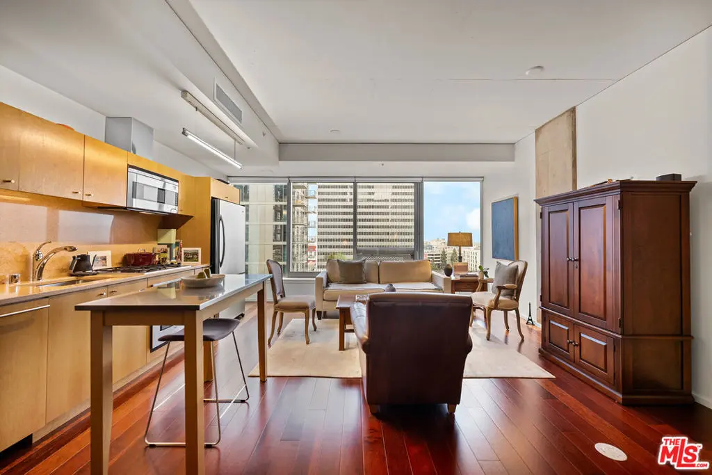 Condominium for sale at 1155 S Grand Avenue 1111, Los Angeles, CA featuring 1 bed and 1 bath