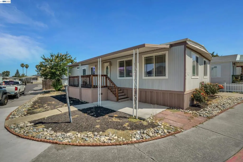 Manufactured In Park for sale at 5166 Sunrise Dr, Livermore, CA featuring 3 beds and 2 baths
