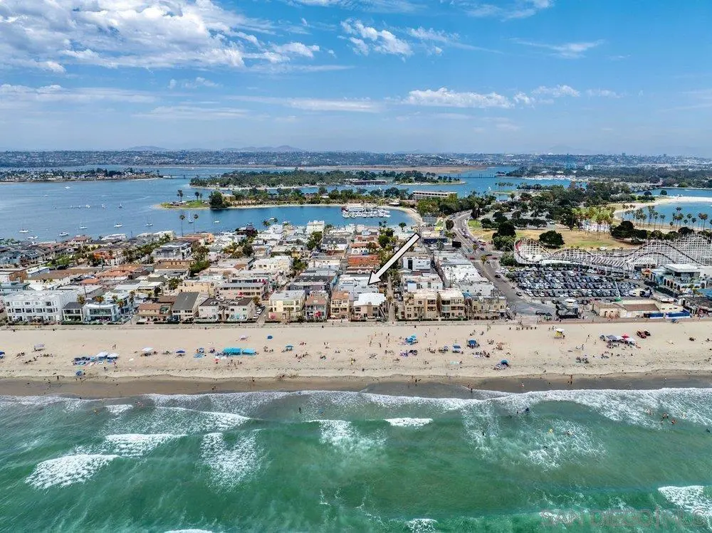 Condominium for sale at 711 Island Ct B, San Diego, CA featuring 1 bed and 2 baths