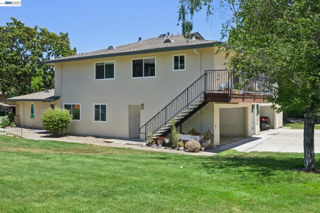 Condominium for sale at 2122 Arroyo Ct 2, Pleasanton, CA featuring 2 beds and 1 bath