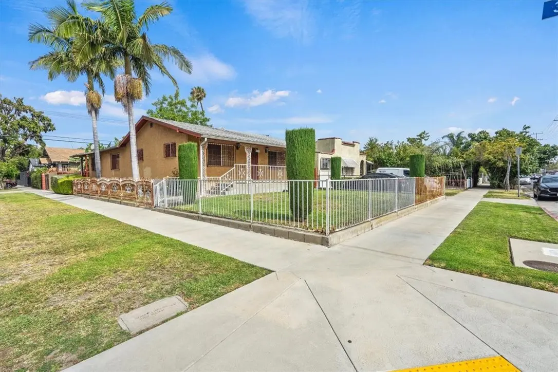 Residential Lease for rent at 3825 Cimarron, Los Angeles, Los Angeles County, CA featuring 3 beds and 2 baths