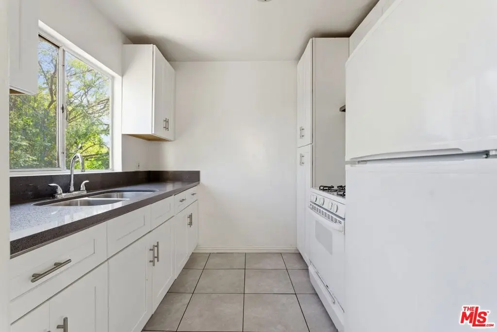 Residential Lease for rent at 1475 S Wooster Street 4, Los Angeles, Los Angeles County, CA featuring 2 beds and 2 baths