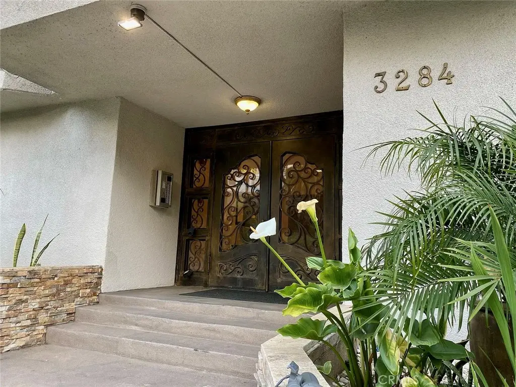 Condominium for rent at 3284 Barham 304, Los Angeles, CA featuring 2 beds and 3 baths