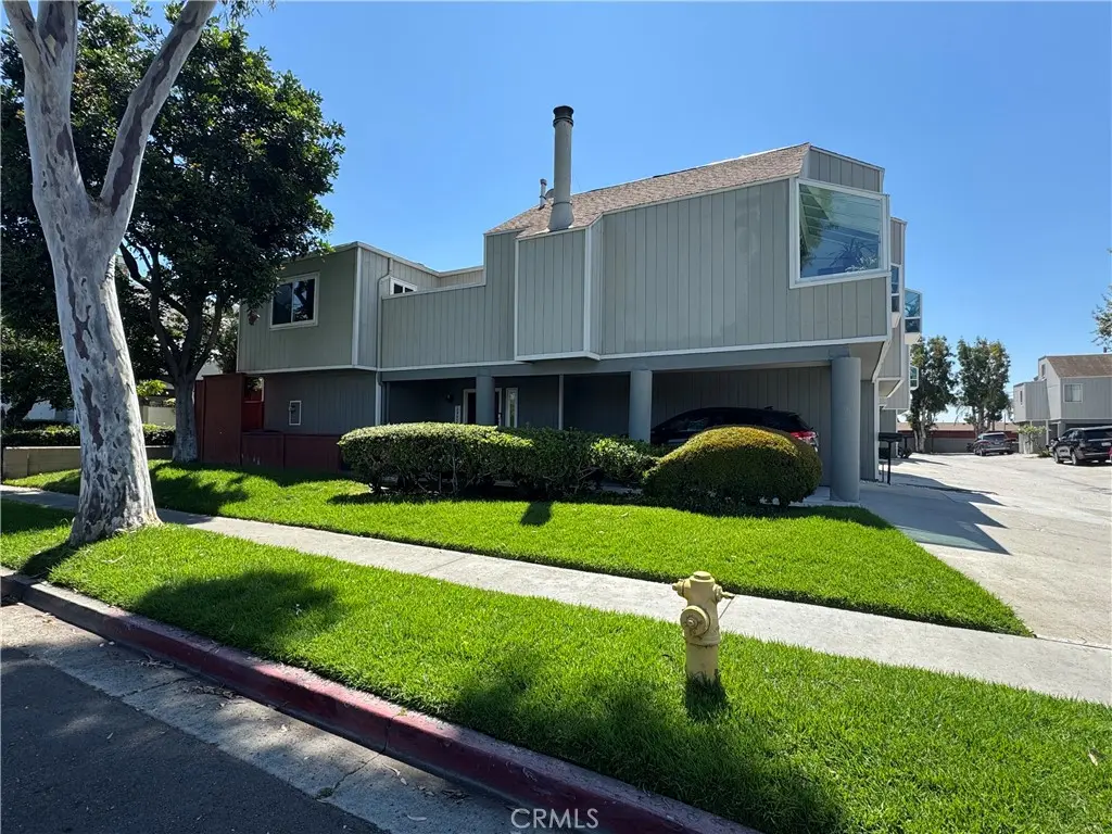 Condominium for sale at 15732 S B A, Tustin, CA featuring 3 beds and 2 baths
