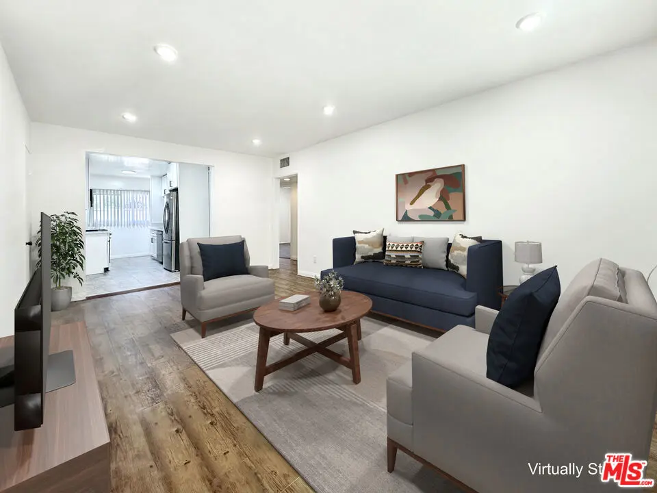 Residential Lease for rent at 804 E Kelso Street 2, Inglewood, Los Angeles County, CA featuring 2 beds and 1 bath