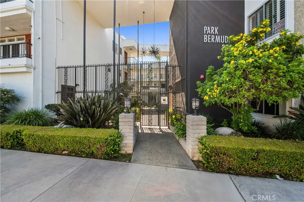 Condominium for sale at 333 Junipero Avenue 1C, Long Beach, CA featuring 2 beds and 2 baths