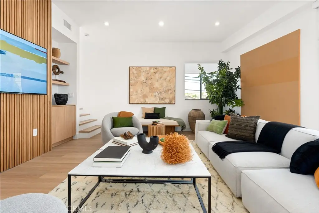 11026 Oxnard St, North Hollywood, CA — listing photo 1