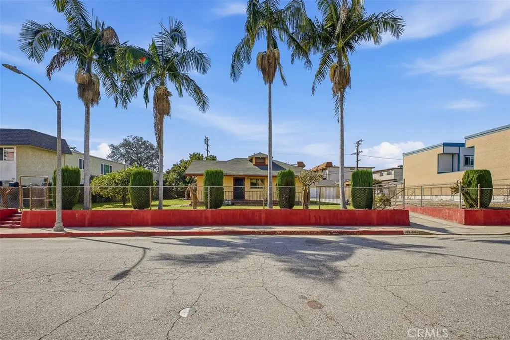 Duplex for rent at 209 1/2 N Monterey, Alhambra, CA featuring 2 beds and 2 baths