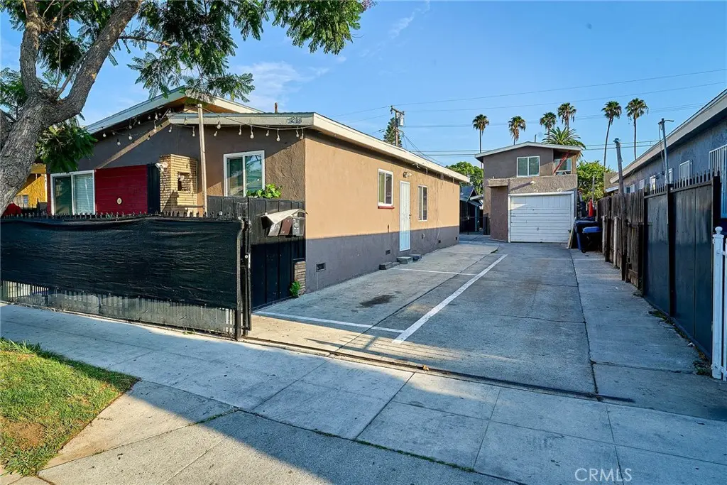 Condominium for rent at 218 E 25th, Long Beach, CA featuring 3 beds and 2 baths