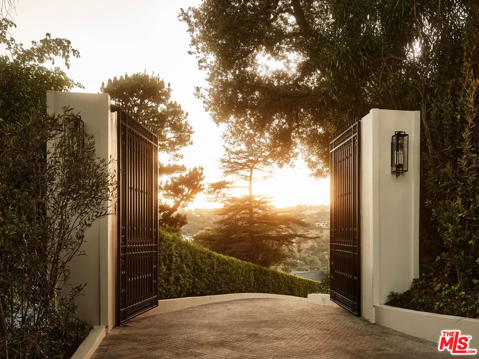 Single Family Residence for sale at 851 Strada Vecchia Road, Los Angeles, CA featuring 6 beds and 10 baths