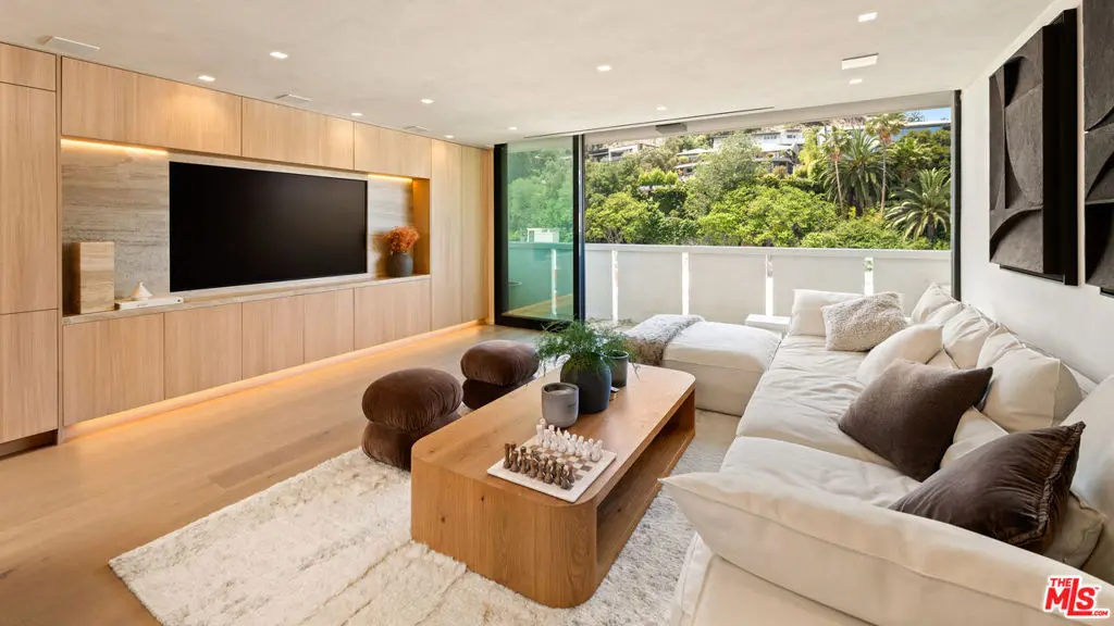 Residential Lease for rent at 8787 Shoreham Drive 902, West Hollywood, Los Angeles County, CA featuring 1 bed and 2 baths