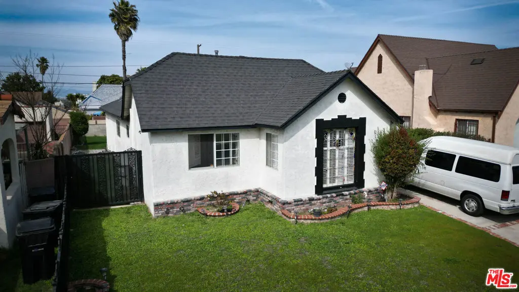 Residential Lease for rent at 2223 W 78th Place, Inglewood, Los Angeles County, CA featuring 3 beds and 2 baths
