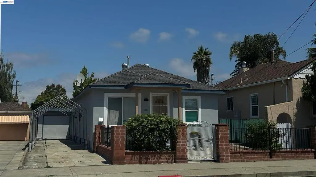 Single Family Residence for sale at 428 W Broadmoor Blvd, San Leandro, CA featuring 2 beds and 1 bath