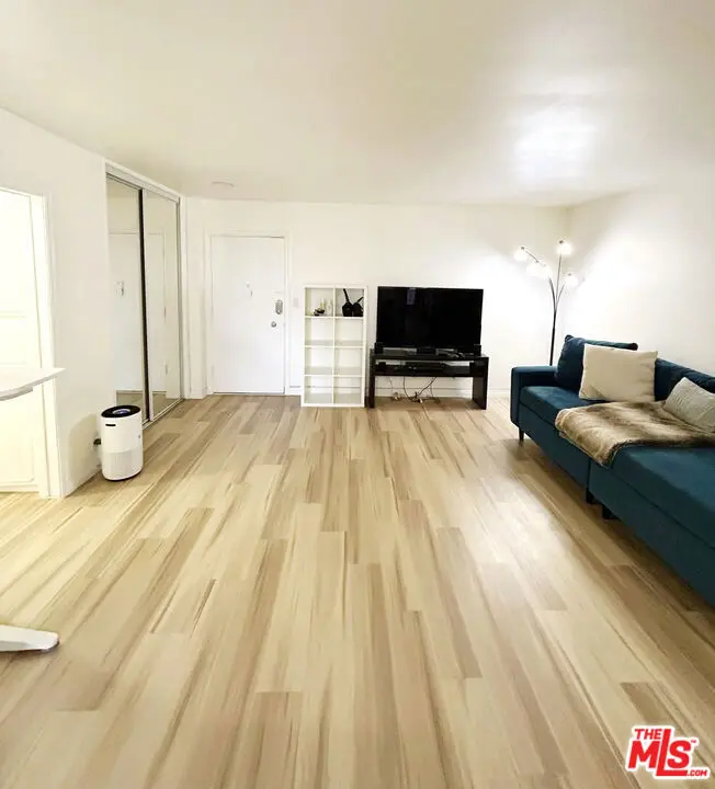 Residential Lease for rent at 4255 W 5th Street 209, Los Angeles, Los Angeles County, CA featuring 1 bed and 1 bath