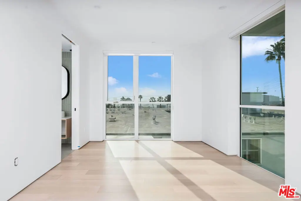 Residential Lease for rent at 1136 N La Cienega Boulevard 201, West Hollywood, Los Angeles County, CA featuring 1 bed and 2 baths