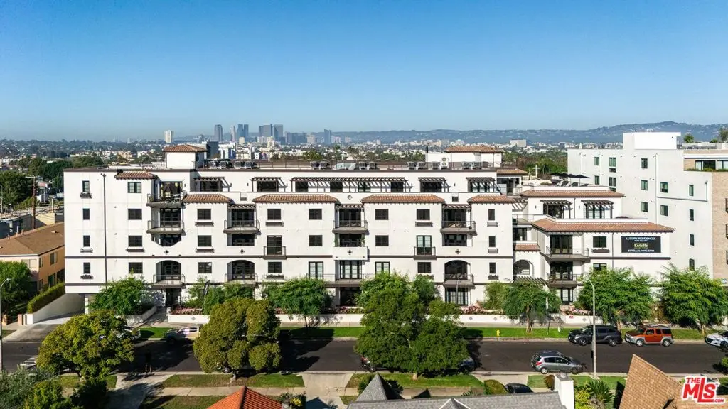 Residential Lease for rent at 1333 S Orange Grove Avenue 101, Los Angeles, Los Angeles County, CA featuring 2 beds and 2 baths