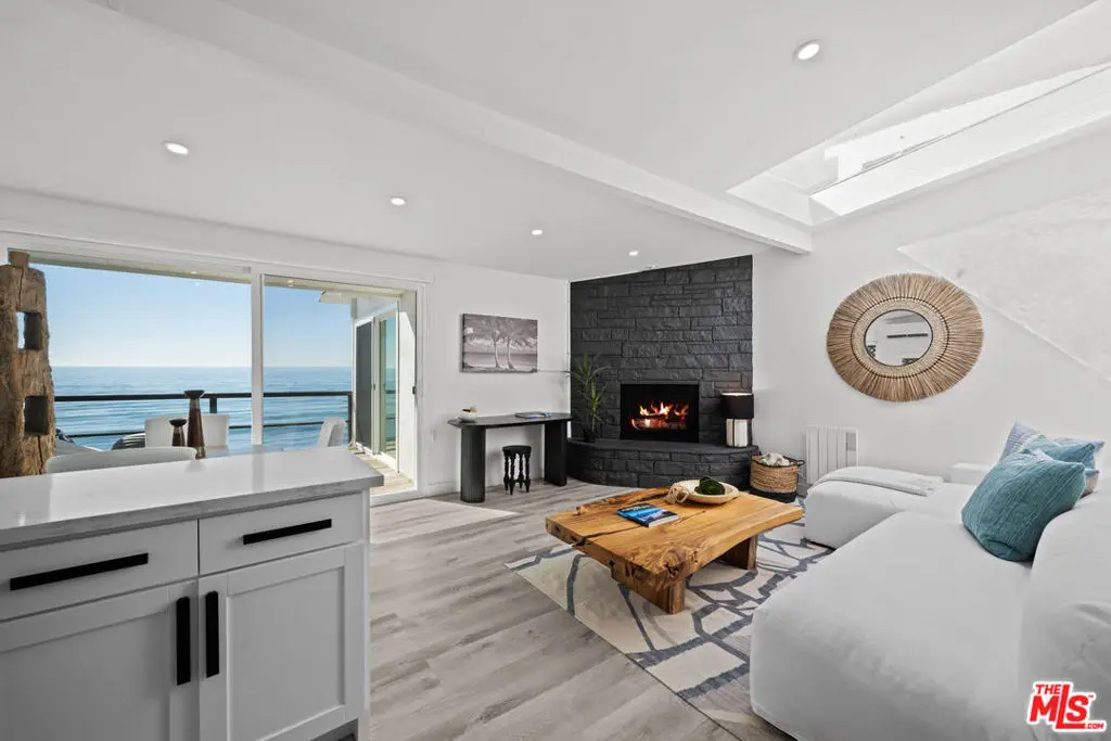 Residential Lease for rent at 25154 Malibu Road 2, Malibu, Los Angeles County, CA featuring 2 beds and 2 baths