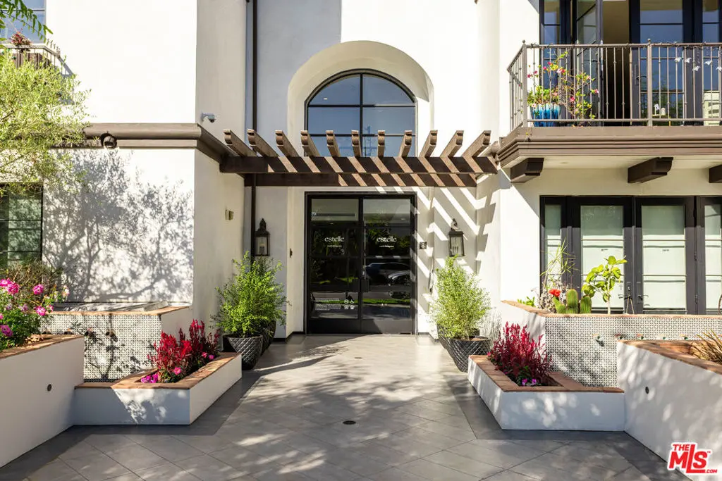 Residential Lease for rent at 1333 S Orange Grove Avenue 401, Los Angeles, Los Angeles County, CA featuring 3 beds and 3 baths