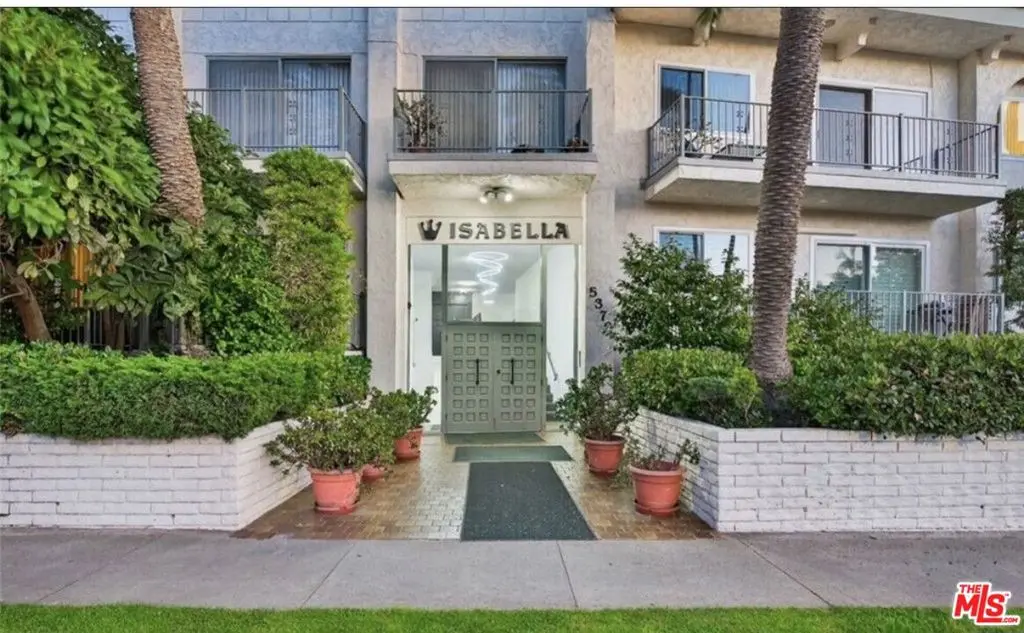 Condominium for sale at 5376 Fairview Boulevard 104, Los Angeles, CA featuring 2 beds and 2 baths