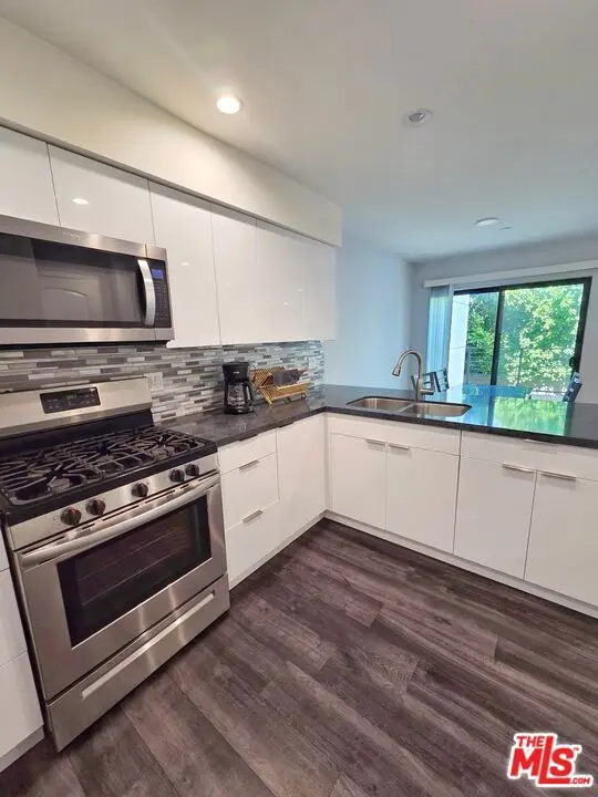 Residential Lease for rent at 2651 S Hobart Blvd #9, Los Angeles, Los Angeles County, CA featuring 3 beds and 3 baths