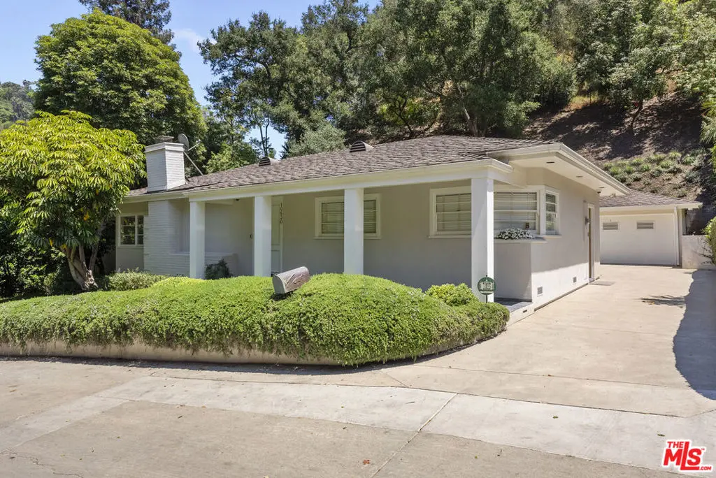 Residential Lease for rent at 10630 Somma Way, Los Angeles, Los Angeles County, CA featuring 2 beds and 3 baths