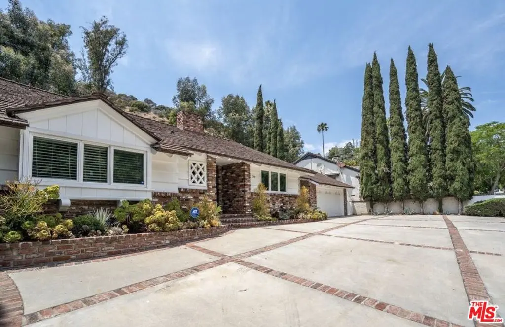Single Family Residence for rent at 2201 Coldwater Canyon Drive, Beverly Hills, CA featuring 3 beds and 3 baths