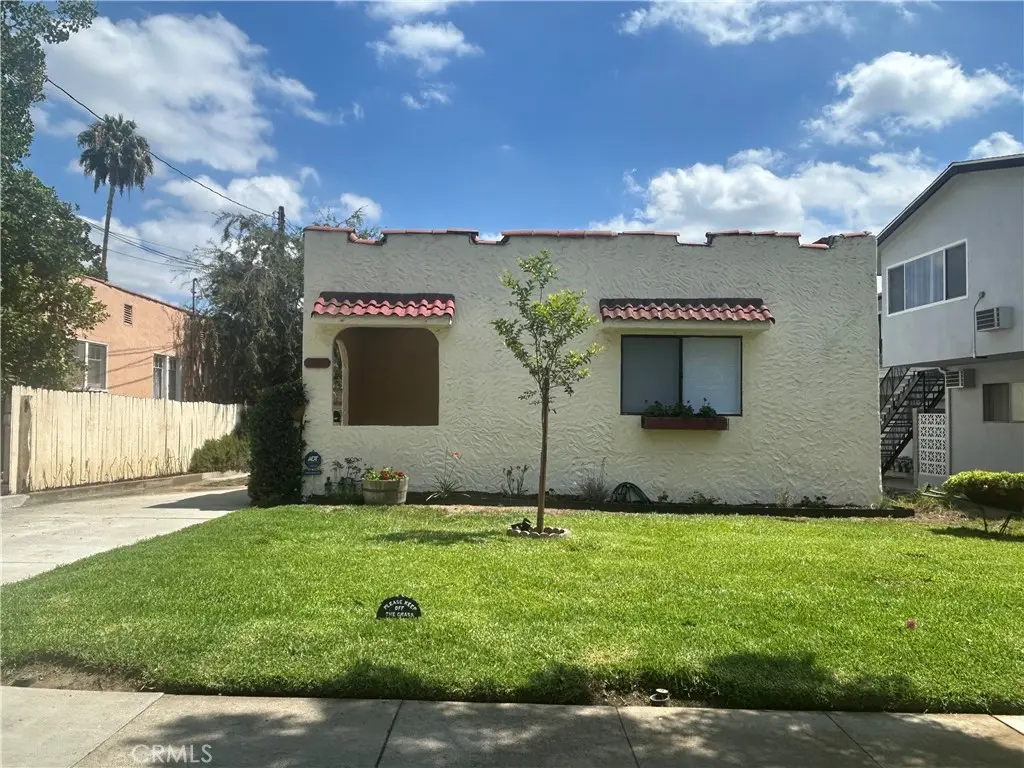 Duplex for rent at 214 E Stocker Street, Glendale, CA featuring 2 beds and 1 bath
