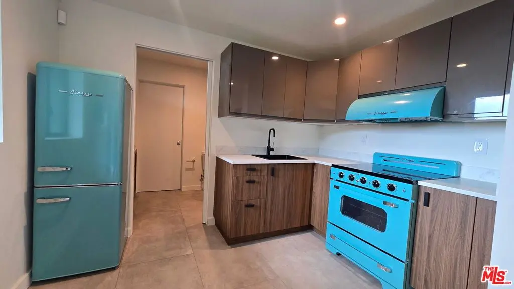 Residential Lease for rent at 8718 St Ives Drive, West Hollywood, Los Angeles County, CA and 1 bath