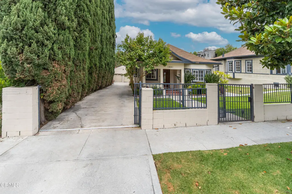 Residential Lease for rent at 1621 Maltman Avenue, Los Angeles, Los Angeles County, CA featuring 4 beds and 2 baths