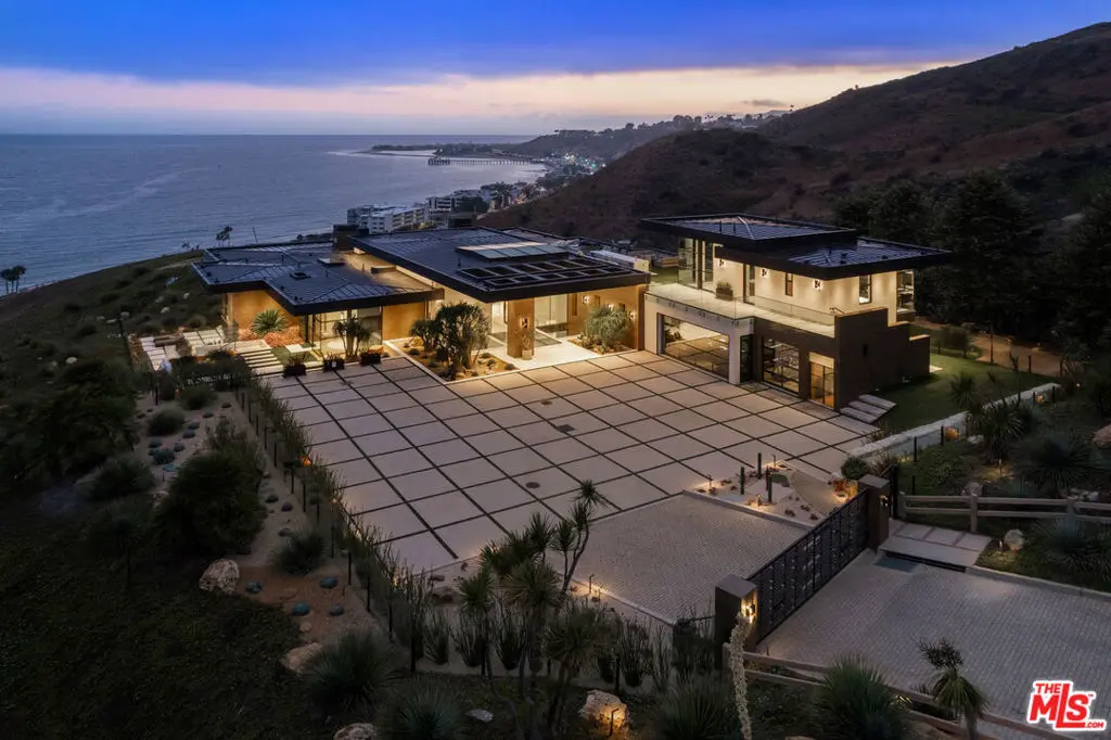 Residential Lease for rent at 5012 Carbon Beach Terrace, Malibu, Los Angeles County, CA featuring 6 beds and 9 baths