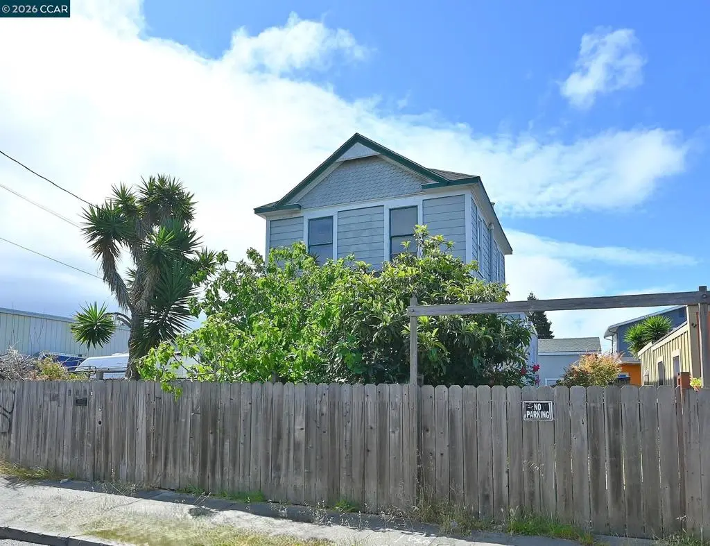 Single Family Residence for sale at 979 Grace Ave, Oakland, CA featuring 4 beds and 2 baths