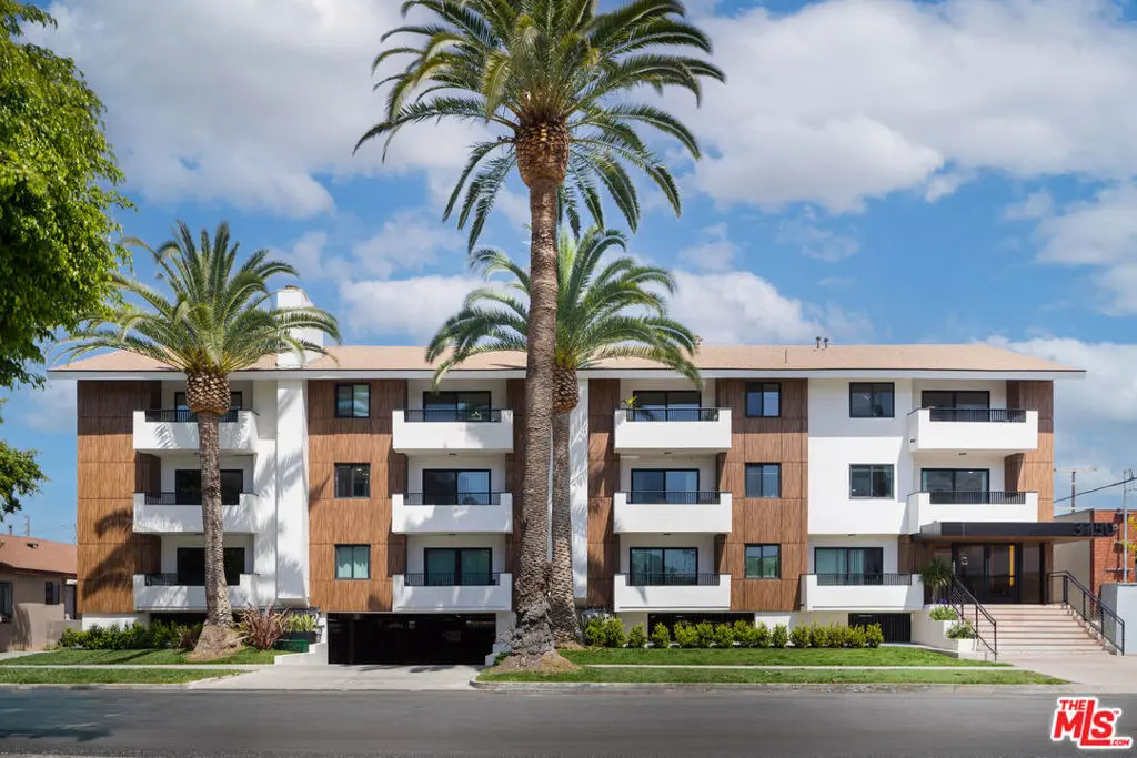 Residential Lease for rent at 3750 Glendon Avenue 21, Los Angeles, Los Angeles County, CA featuring 2 beds and 1 bath