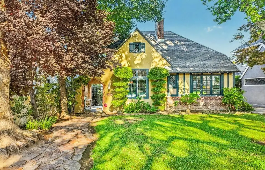 Single Family Residence for sale at 1303 39th Street, Sacramento, CA featuring 2 beds and 3 baths
