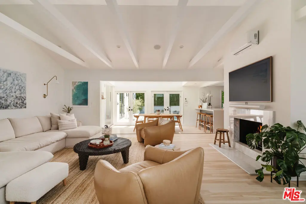 Residential Lease for rent at 712 San Lorenzo Street, Santa Monica, Los Angeles County, CA featuring 5 beds and 5 baths